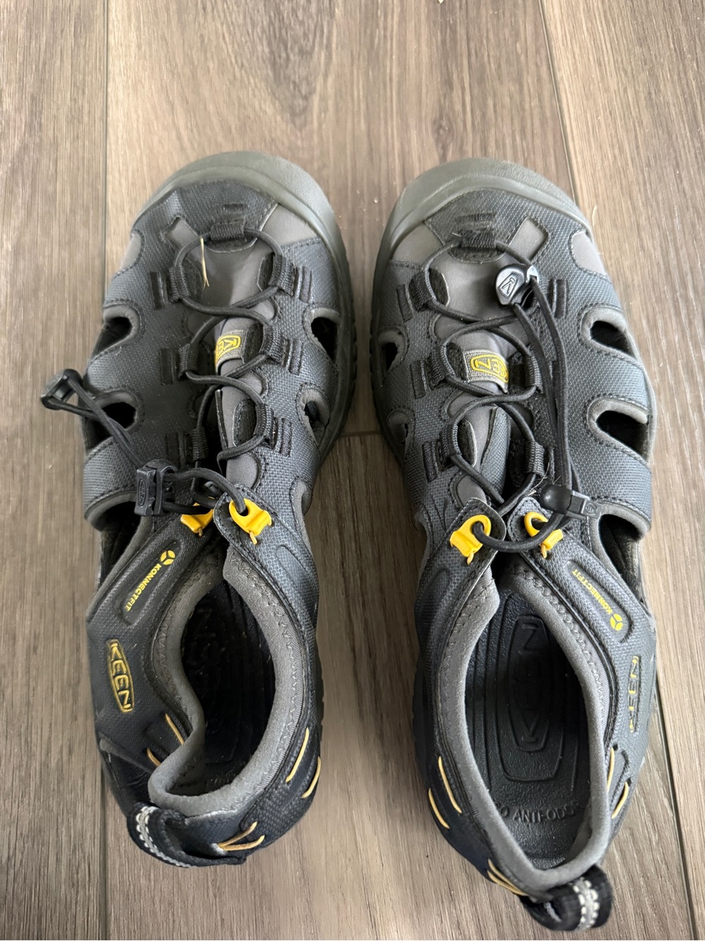 KEEN Men's size 8 Grey & Yellow Outdoor Sandals-great condition